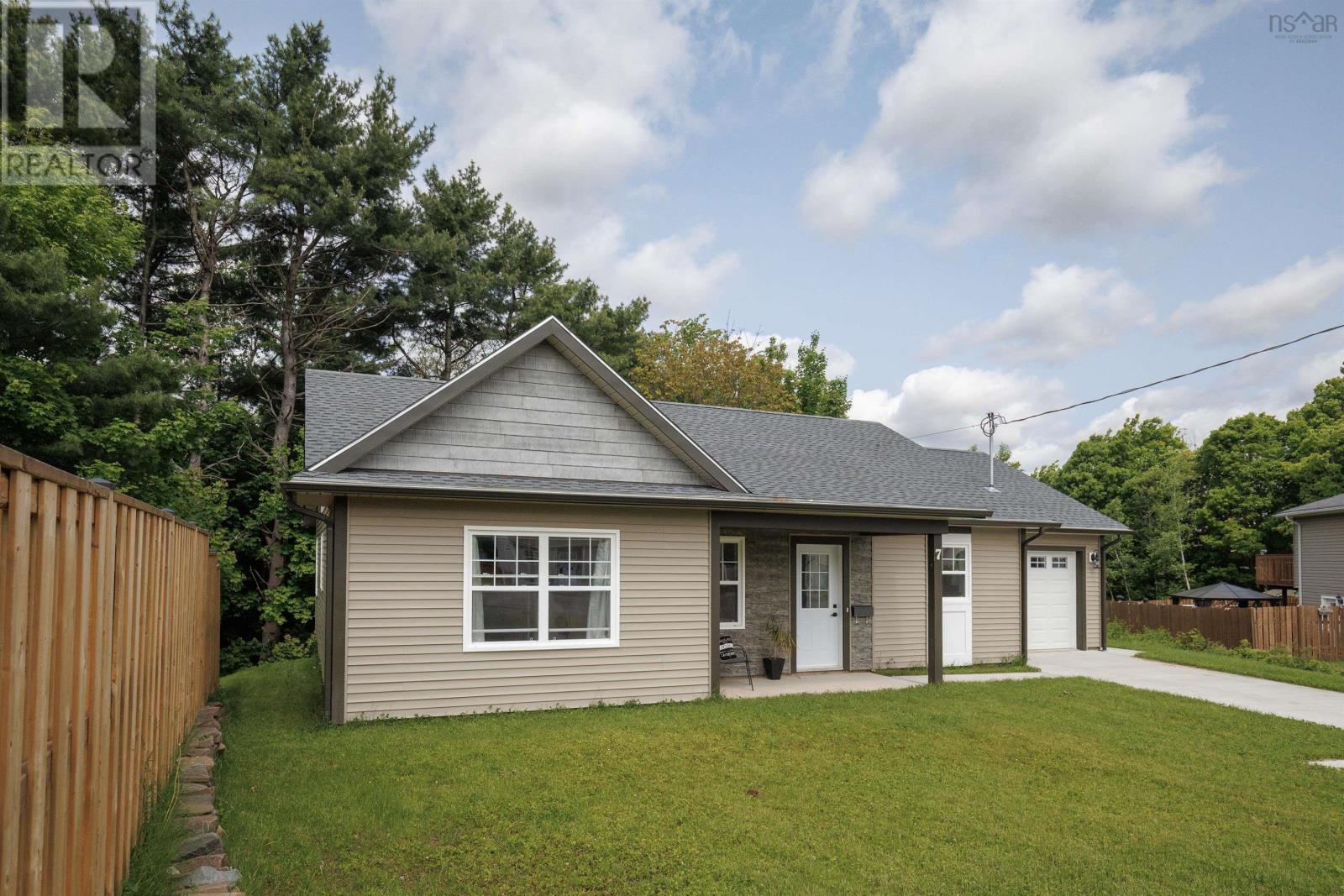Property at 7 Daphne Court image 3