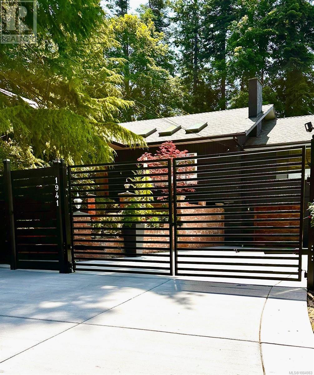 Property at 1941 Appleton Pl image 3
