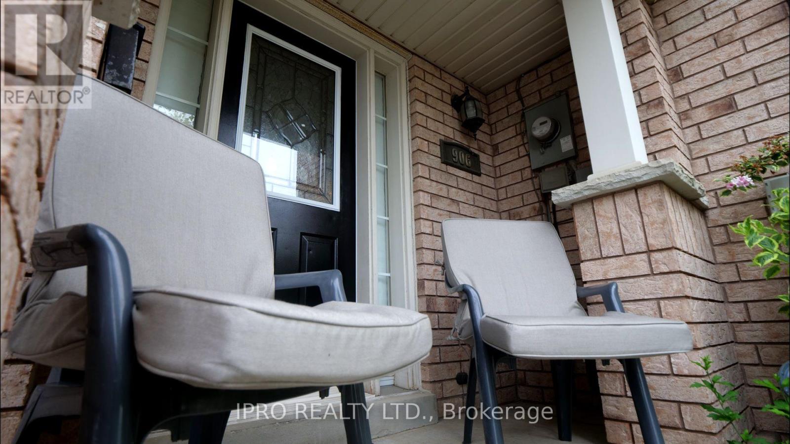 Property at 906 BOURNE CRESCENT image 3