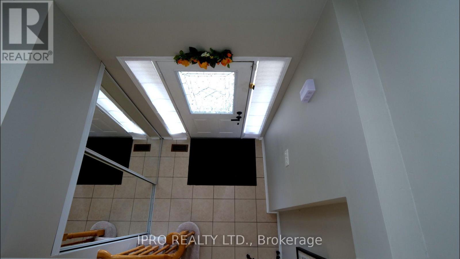 Property at 906 BOURNE CRESCENT image 5