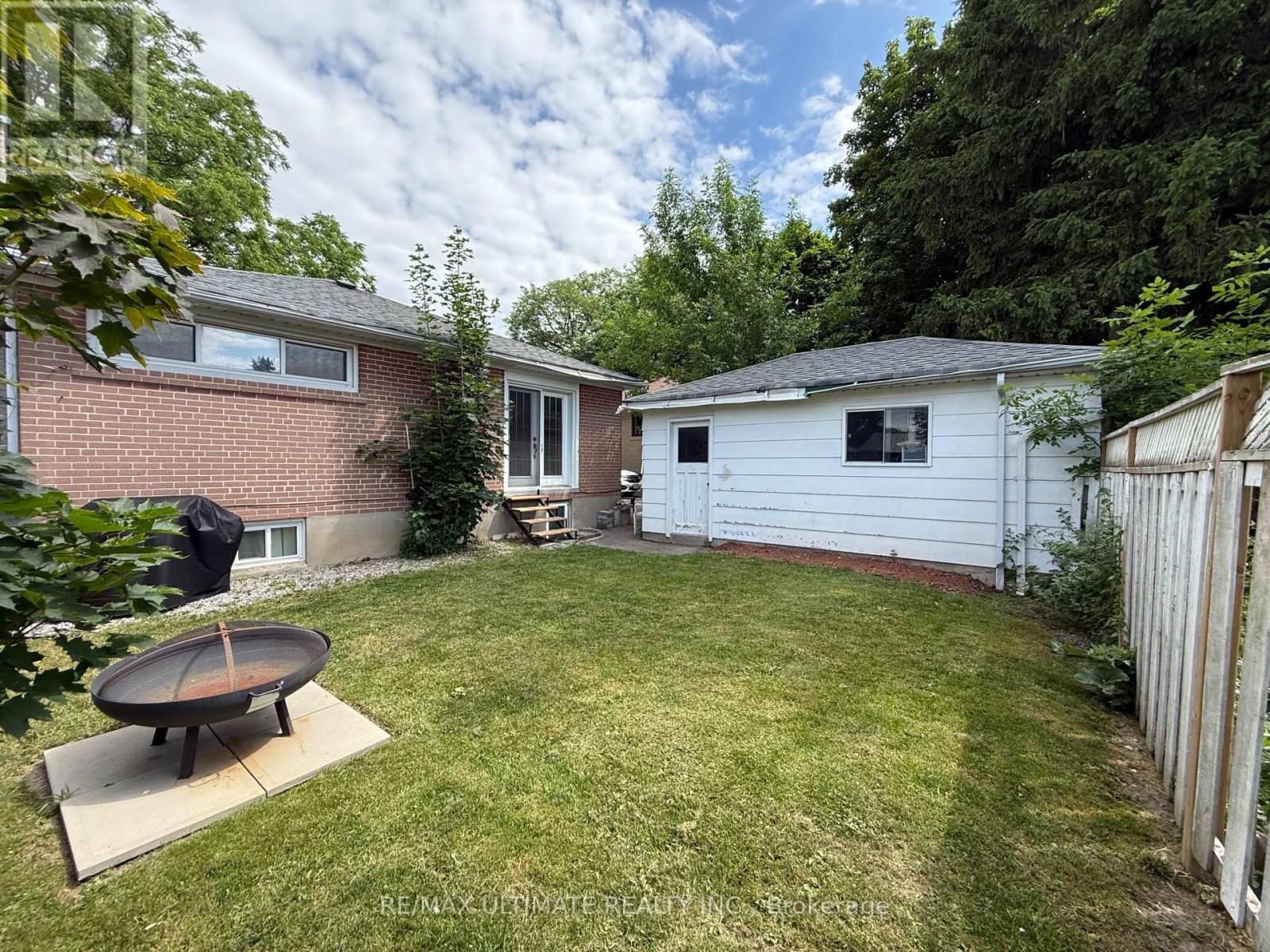 Property at 313 ROSSLAND ROAD W image 5