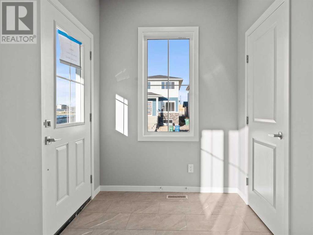 Property at 846 Bayview Terrace SW image 3