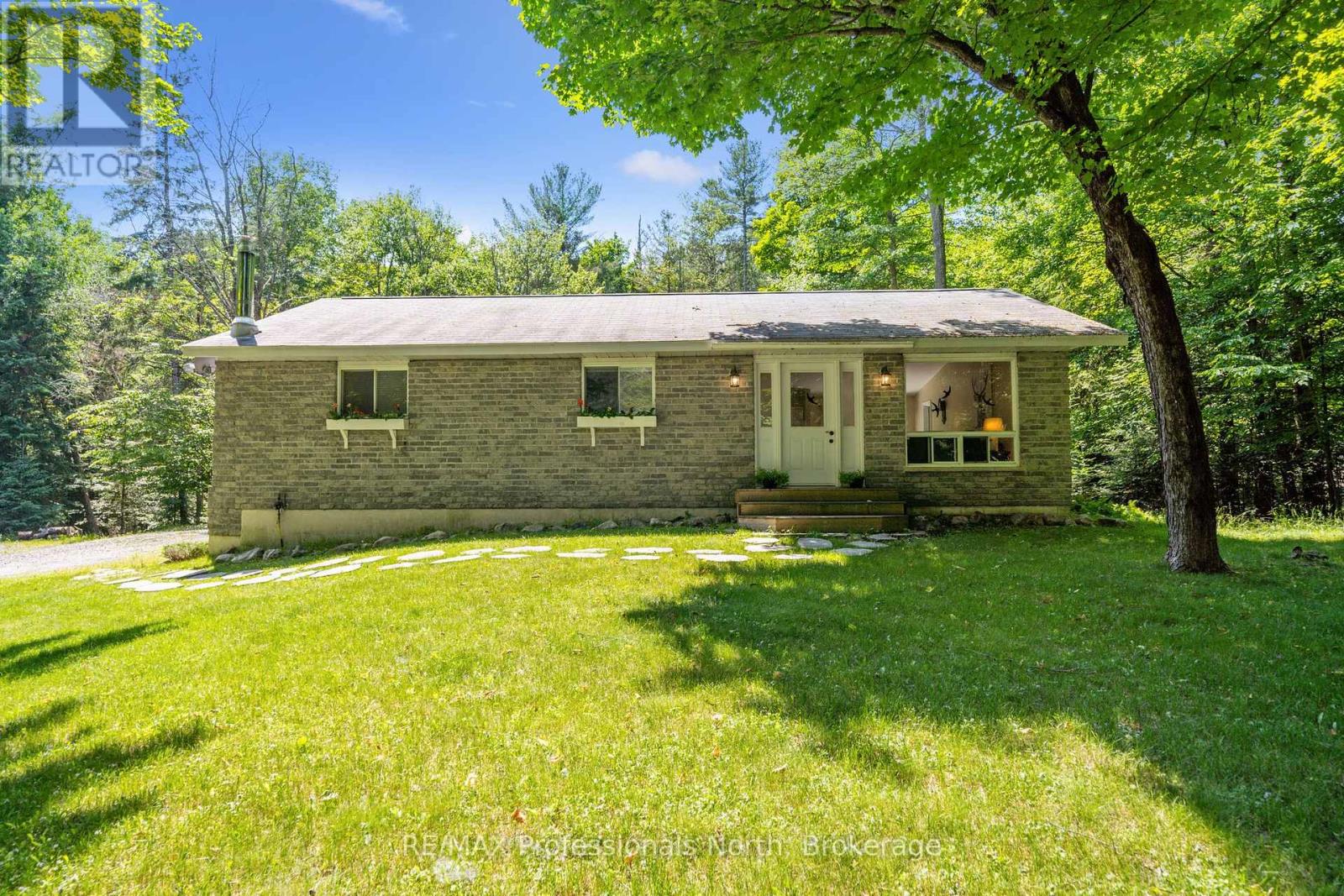 504 South Waseosa Lake Road, Huntsville, Ontario  P1H 2N5 - Photo 3 - X12249335