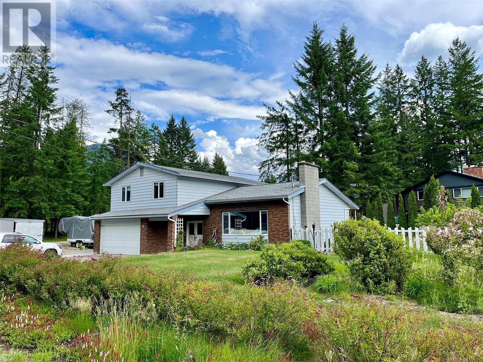 609 10th Avenue NW, Nakusp, British Columbia