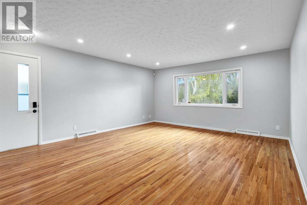 Property at 2635 35 Street SW image 3