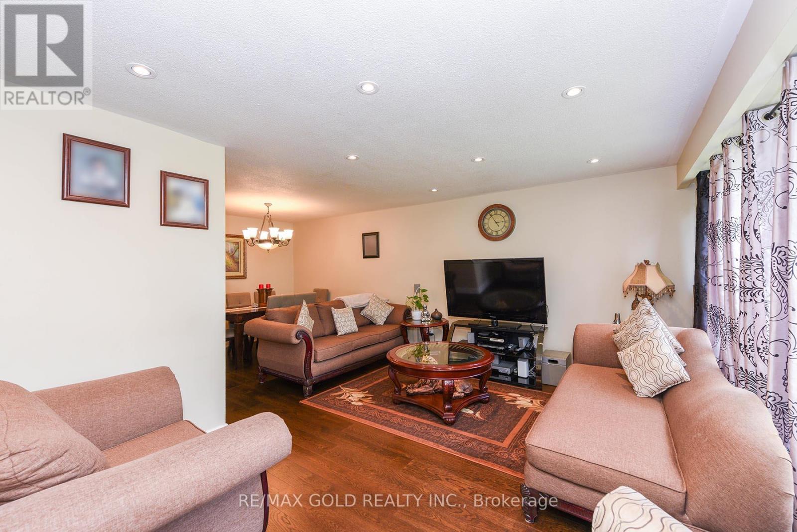Property at 3507 LADDIE CRESCENT image 4