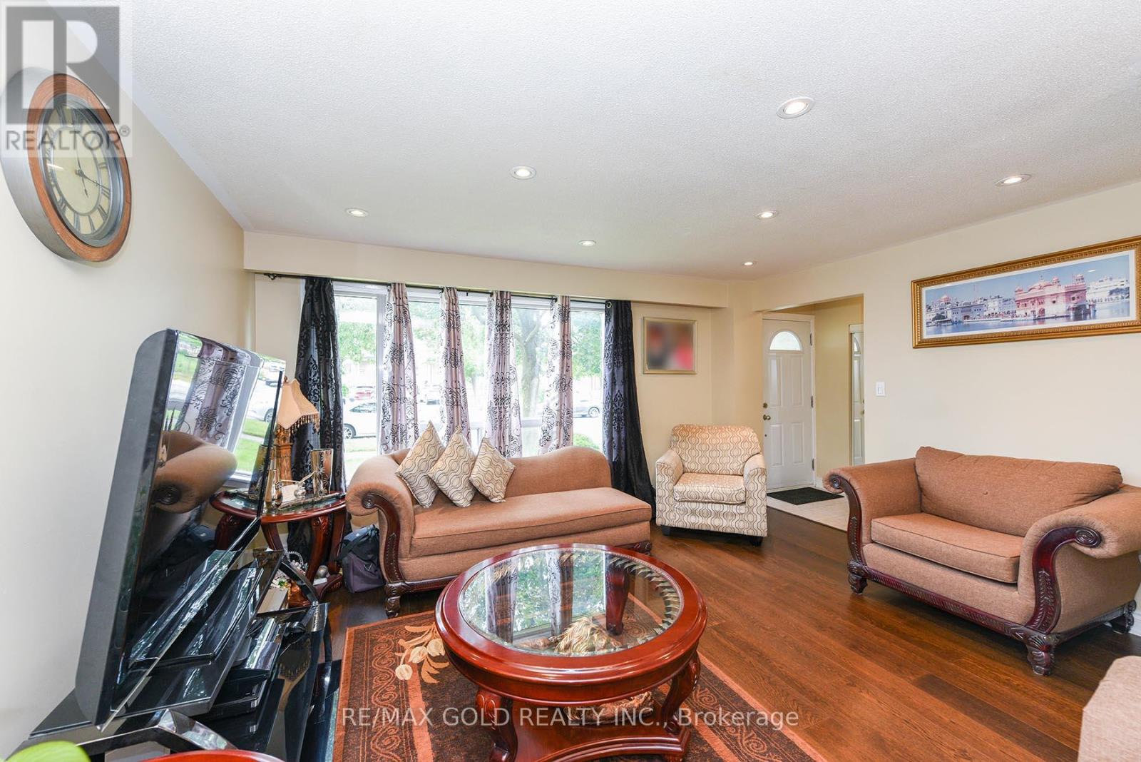 Property at 3507 LADDIE CRESCENT image 5