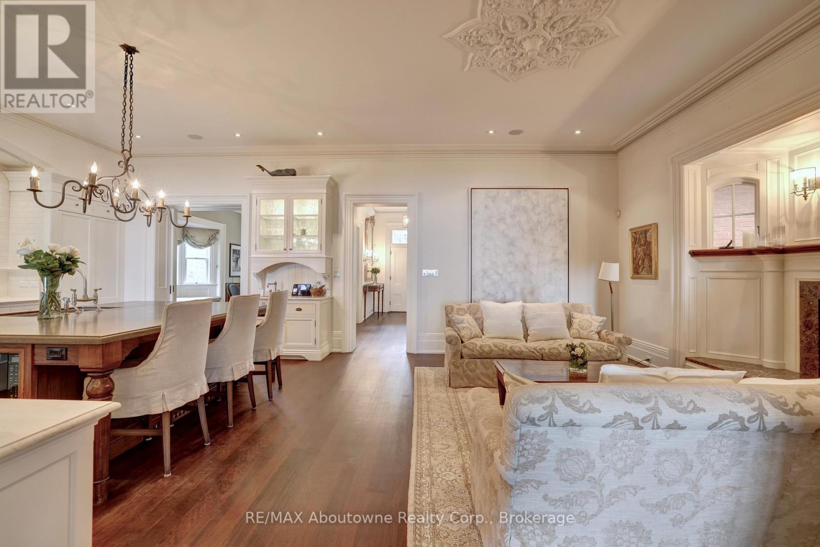 350 King Street, Oakville (Oo Old Oakville), Ontario  L6J 1C2 - Photo 11 - W12252417