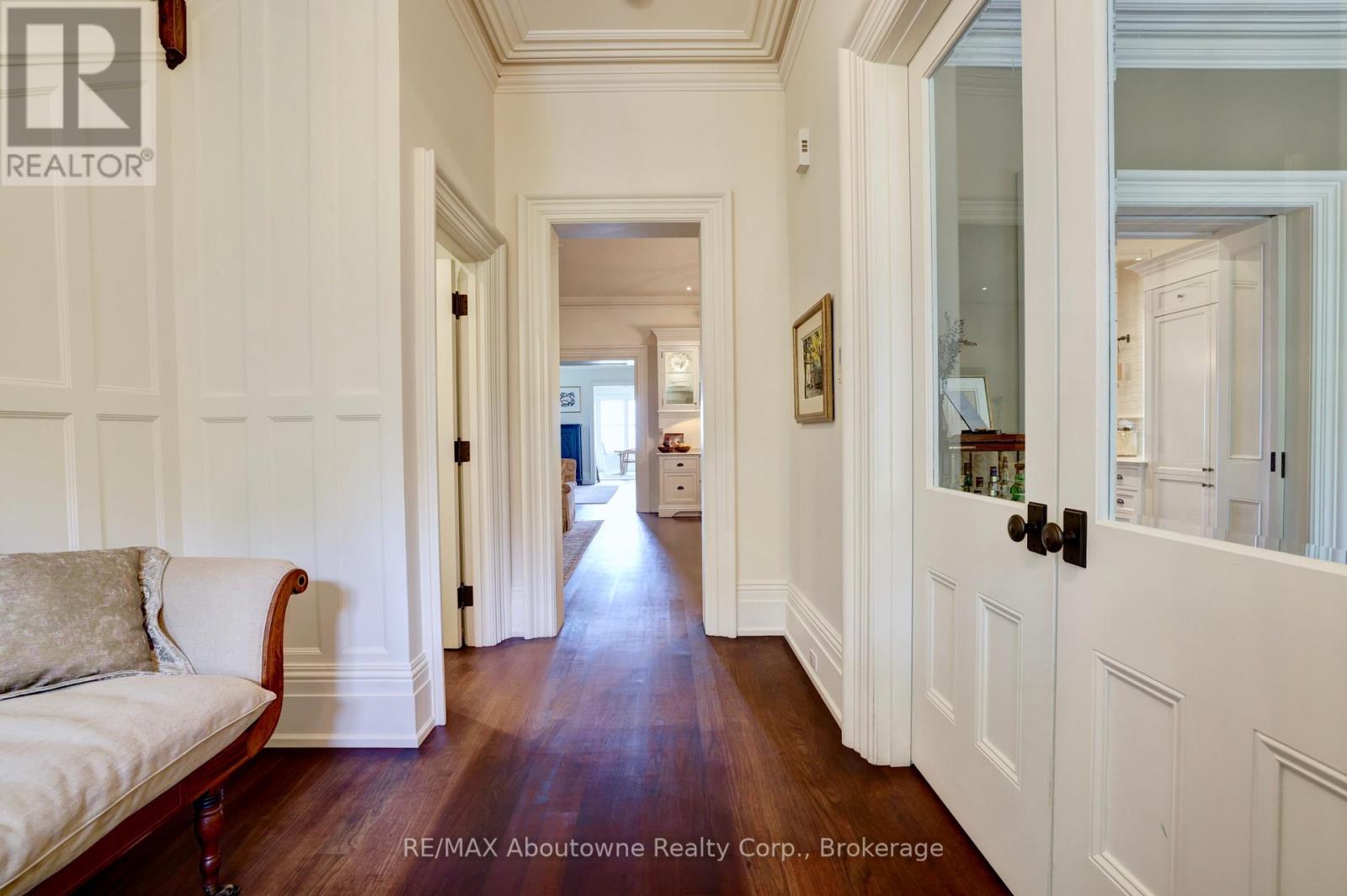 350 King Street, Oakville (Oo Old Oakville), Ontario  L6J 1C2 - Photo 5 - W12252417