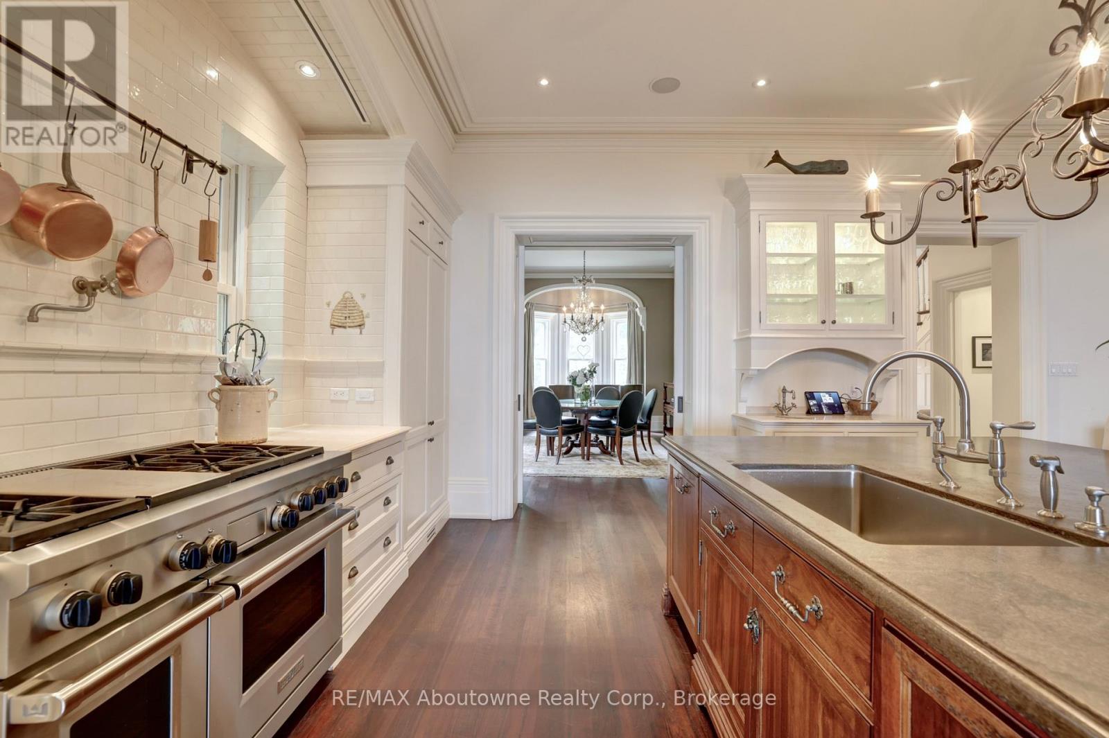 350 King Street, Oakville (Oo Old Oakville), Ontario  L6J 1C2 - Photo 7 - W12252417