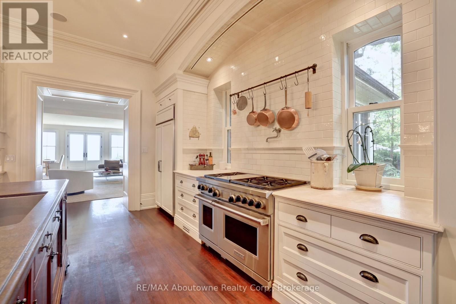 350 King Street, Oakville (Oo Old Oakville), Ontario  L6J 1C2 - Photo 9 - W12252417