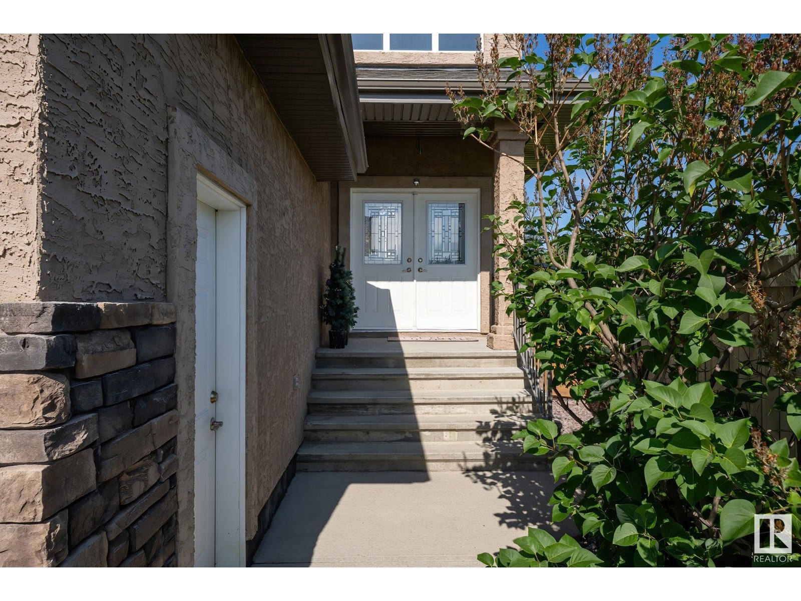 Property at 16268 137 ST NW image 3