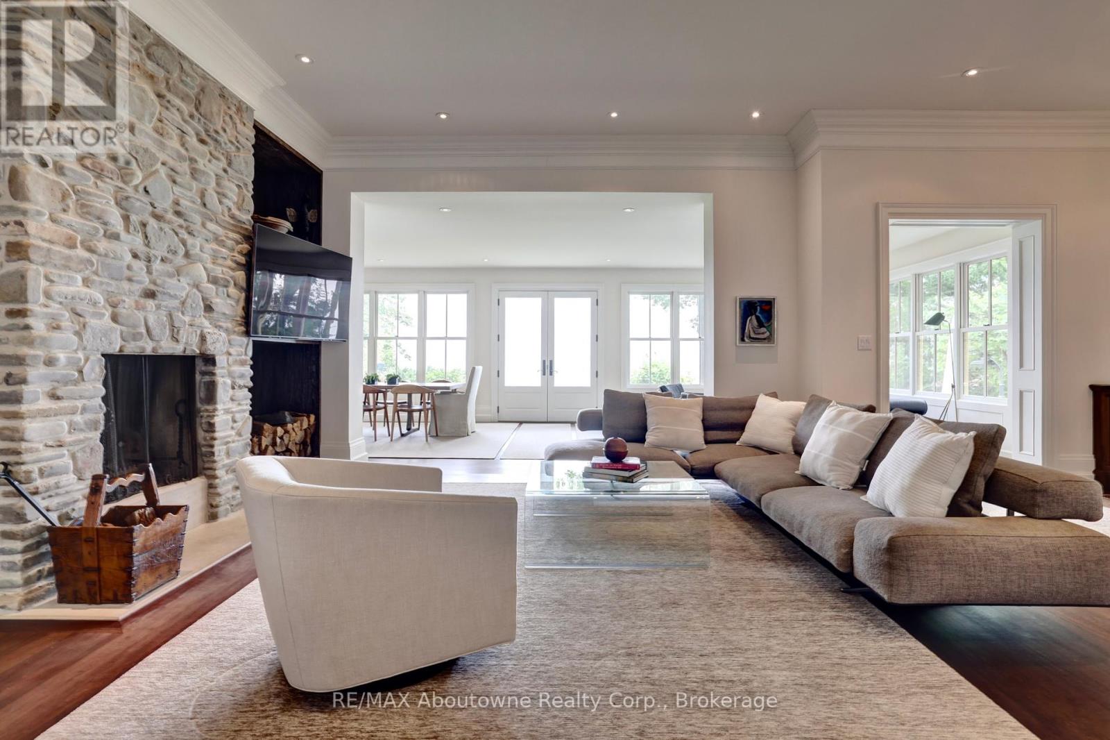 350 King Street, Oakville (Oo Old Oakville), Ontario  L6J 1C2 - Photo 17 - W12252417