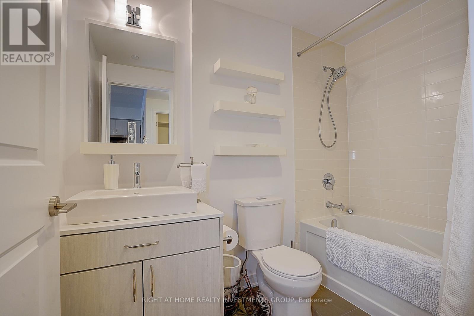 415 Ne - 9205 Yonge Street, Richmond Hill, Ontario  L4C 1V5 - Photo 13 - N12252667