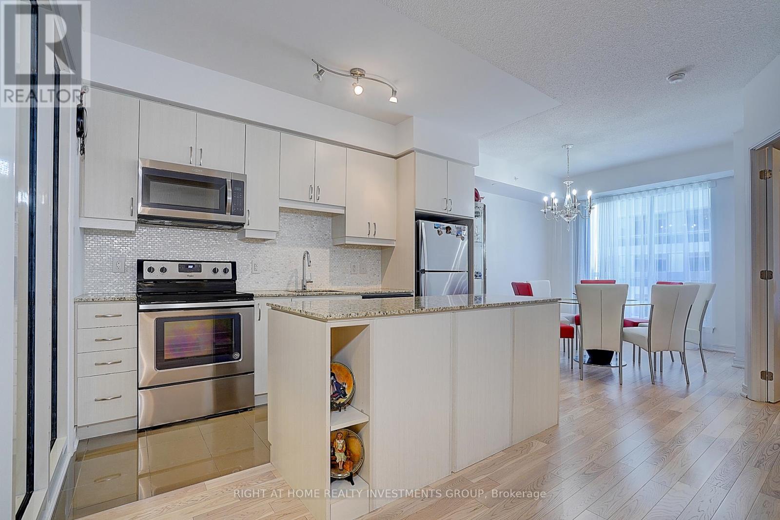 415 Ne - 9205 Yonge Street, Richmond Hill, Ontario  L4C 1V5 - Photo 15 - N12252667