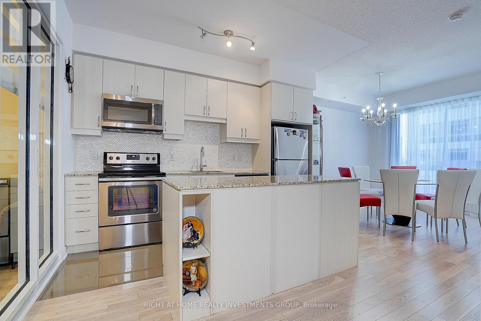 415 Ne - 9205 Yonge Street, Richmond Hill, Ontario  L4C 1V5 - Photo 16 - N12252667