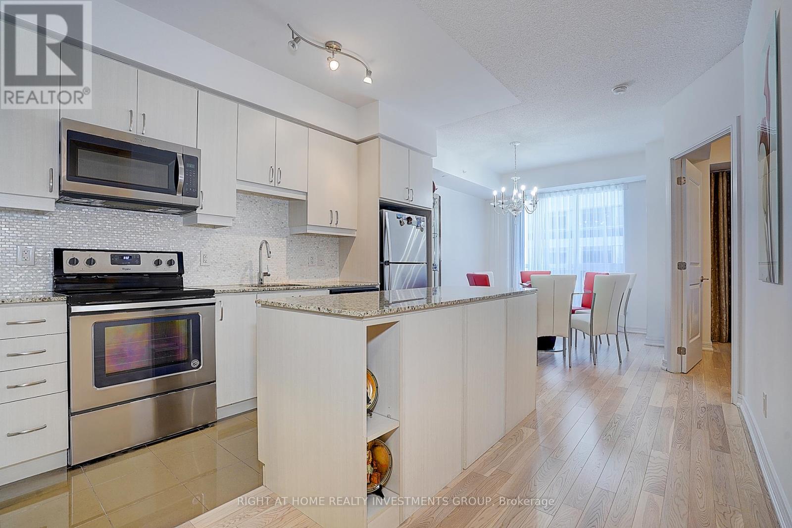 415 Ne - 9205 Yonge Street, Richmond Hill, Ontario  L4C 1V5 - Photo 17 - N12252667