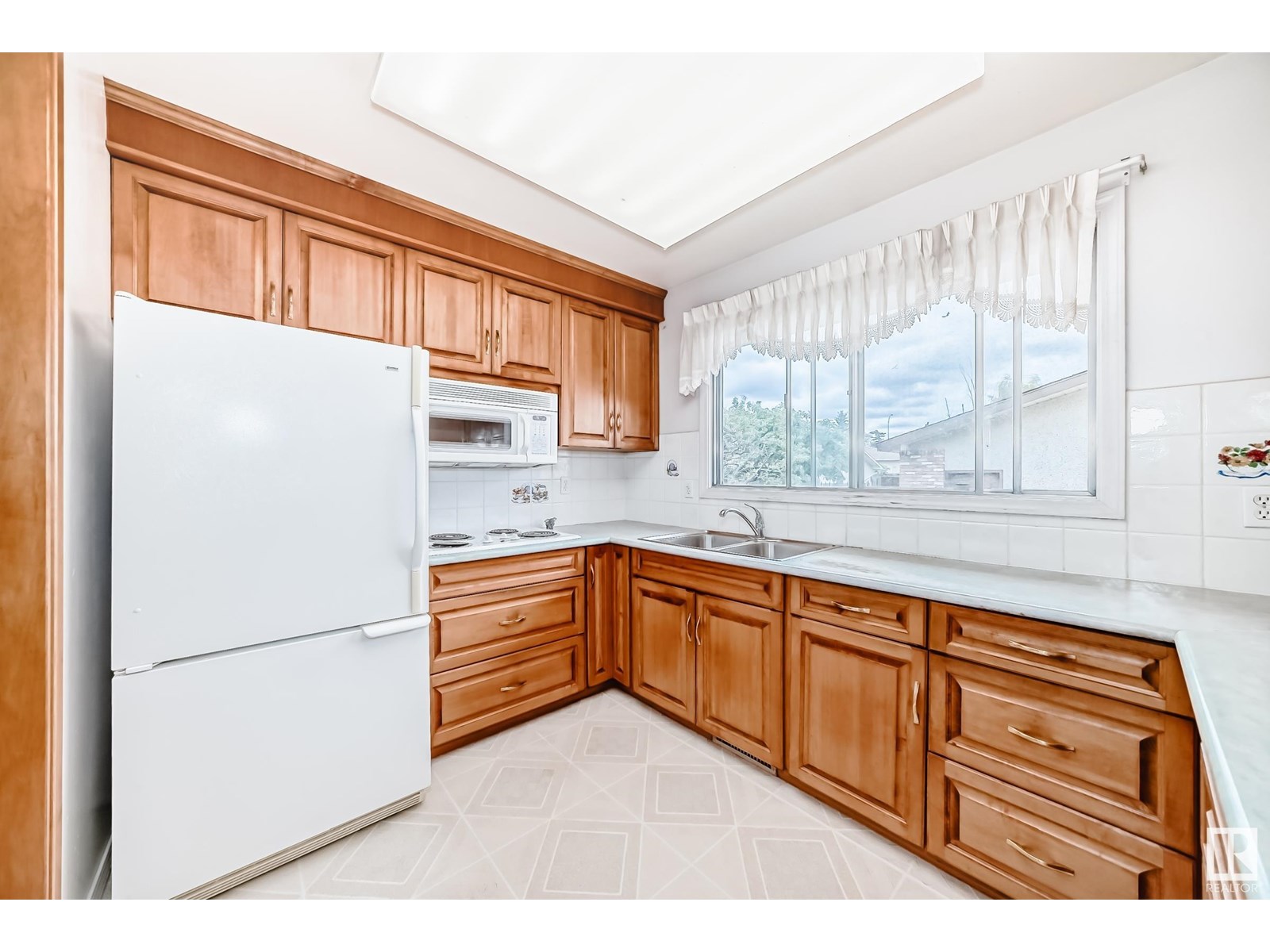 Property at 8907 138 AV NW image 4