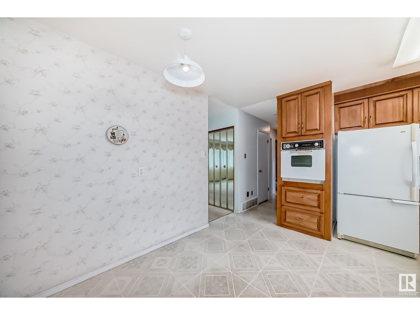 Property at 8907 138 AV NW image 5