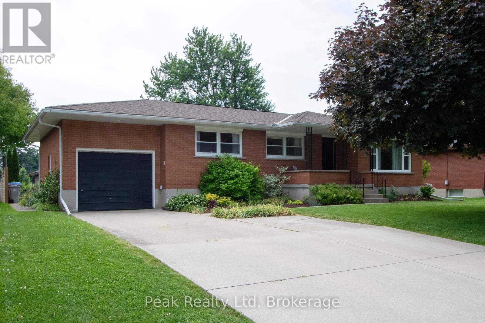 670 Davidson Avenue N, North Perth, Ontario  N4W 3B1 - Photo 1 - X12252725
