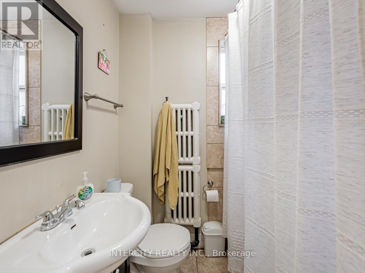 111 Alberta Avenue, Toronto, Ontario  M6H 2S1 - Photo 10 - C12252991