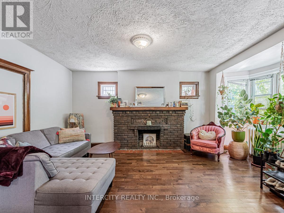 111 Alberta Avenue, Toronto, Ontario  M6H 2S1 - Photo 11 - C12252991