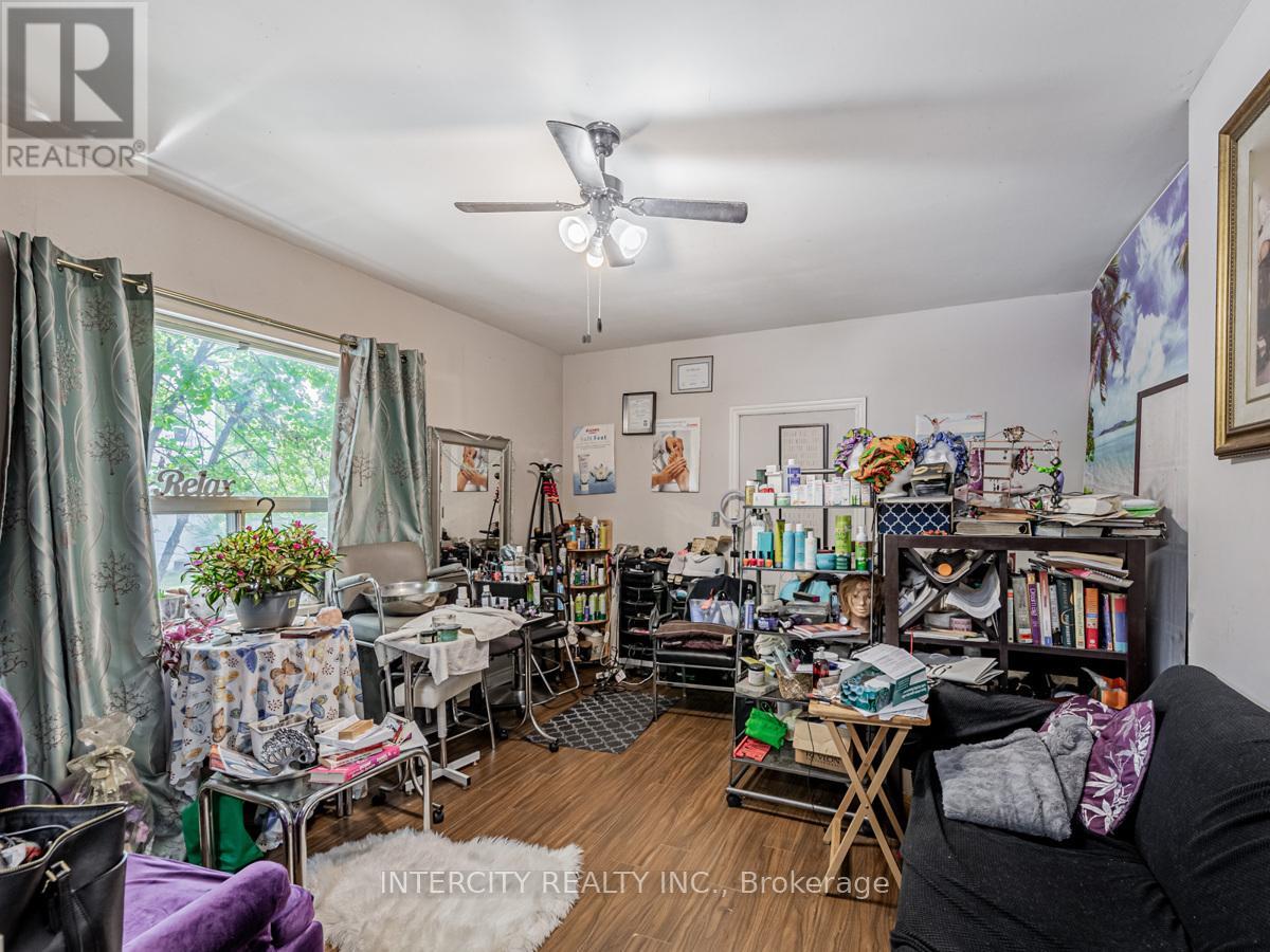 111 Alberta Avenue, Toronto, Ontario  M6H 2S1 - Photo 16 - C12252991