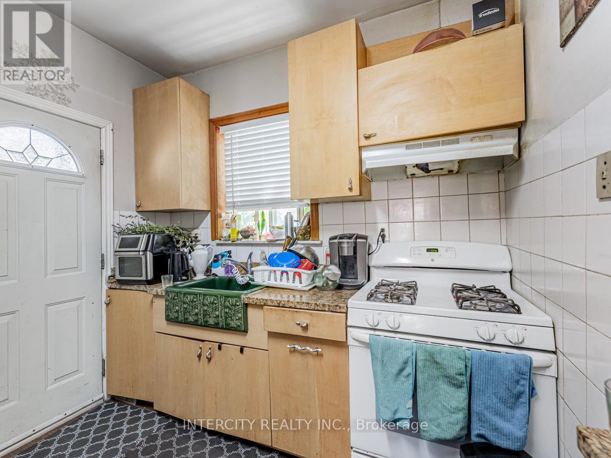 111 Alberta Avenue, Toronto, Ontario  M6H 2S1 - Photo 18 - C12252991