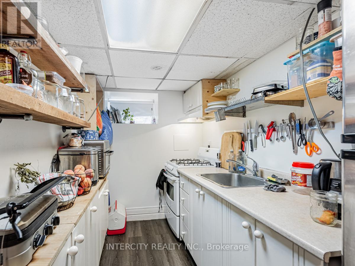 111 Alberta Avenue, Toronto, Ontario  M6H 2S1 - Photo 22 - C12252991