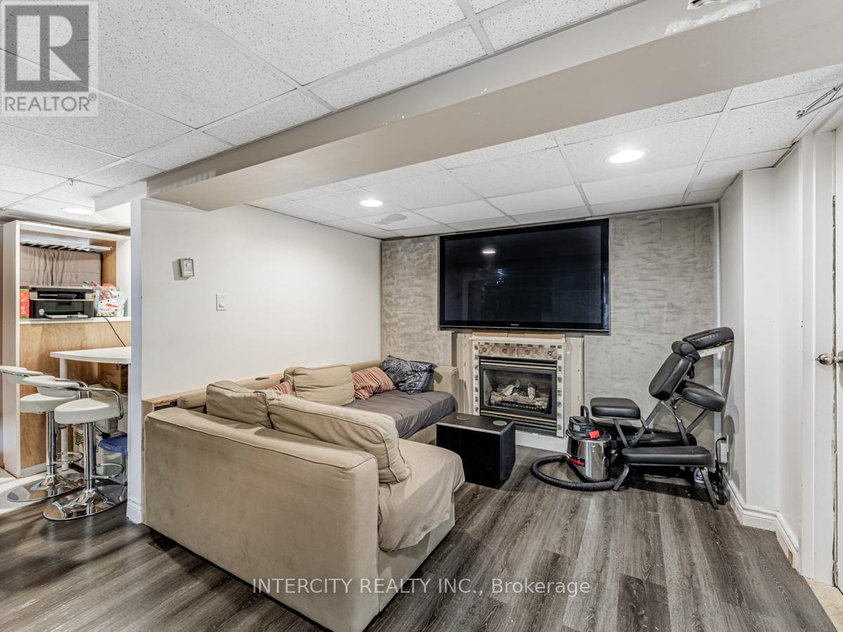 111 Alberta Avenue, Toronto, Ontario  M6H 2S1 - Photo 23 - C12252991