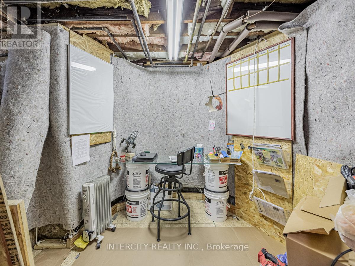 111 Alberta Avenue, Toronto, Ontario  M6H 2S1 - Photo 26 - C12252991