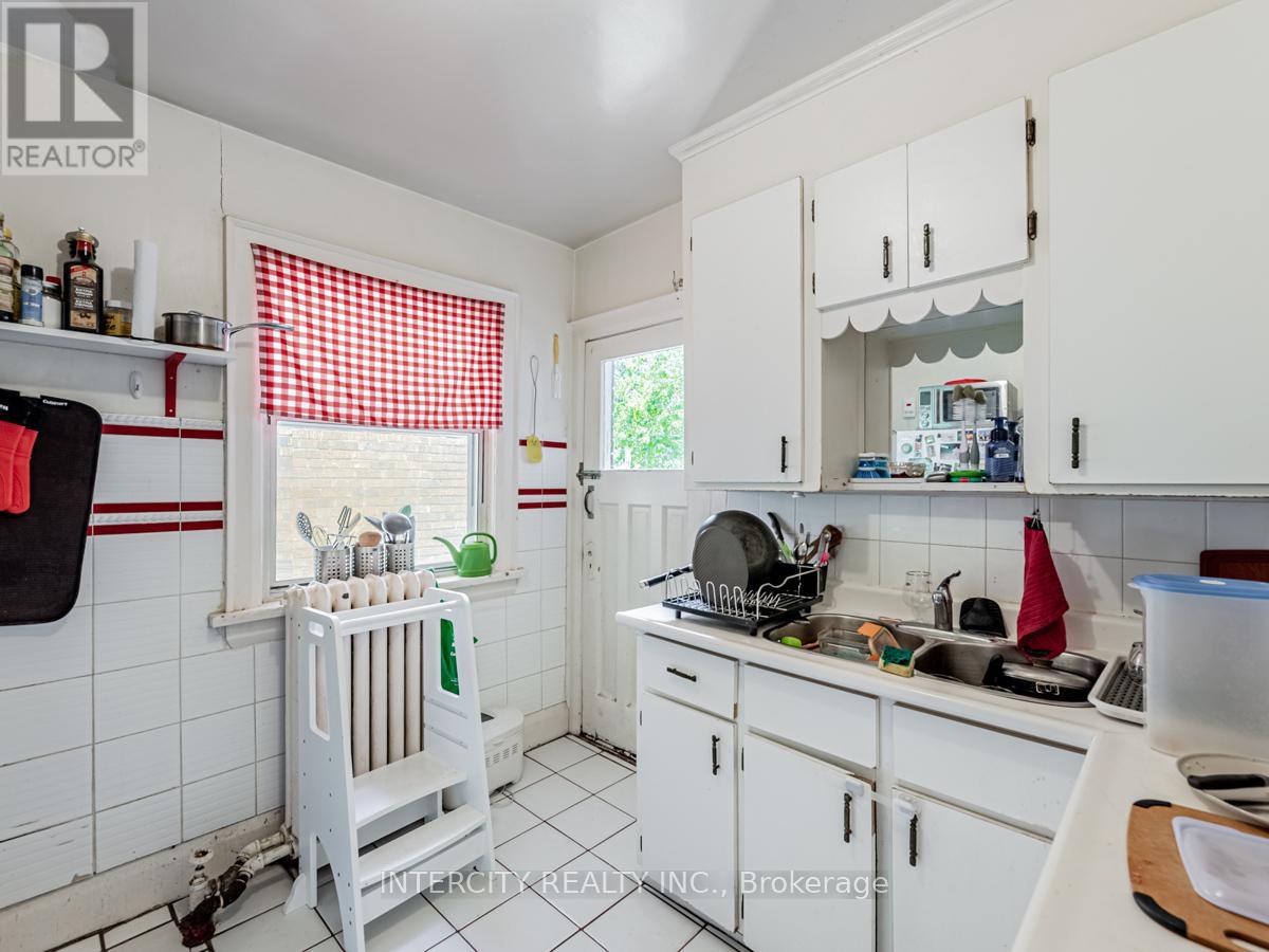 111 Alberta Avenue, Toronto, Ontario  M6H 2S1 - Photo 28 - C12252991