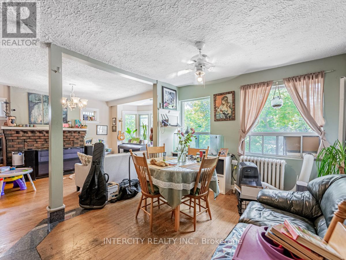 111 Alberta Avenue, Toronto, Ontario  M6H 2S1 - Photo 6 - C12252991