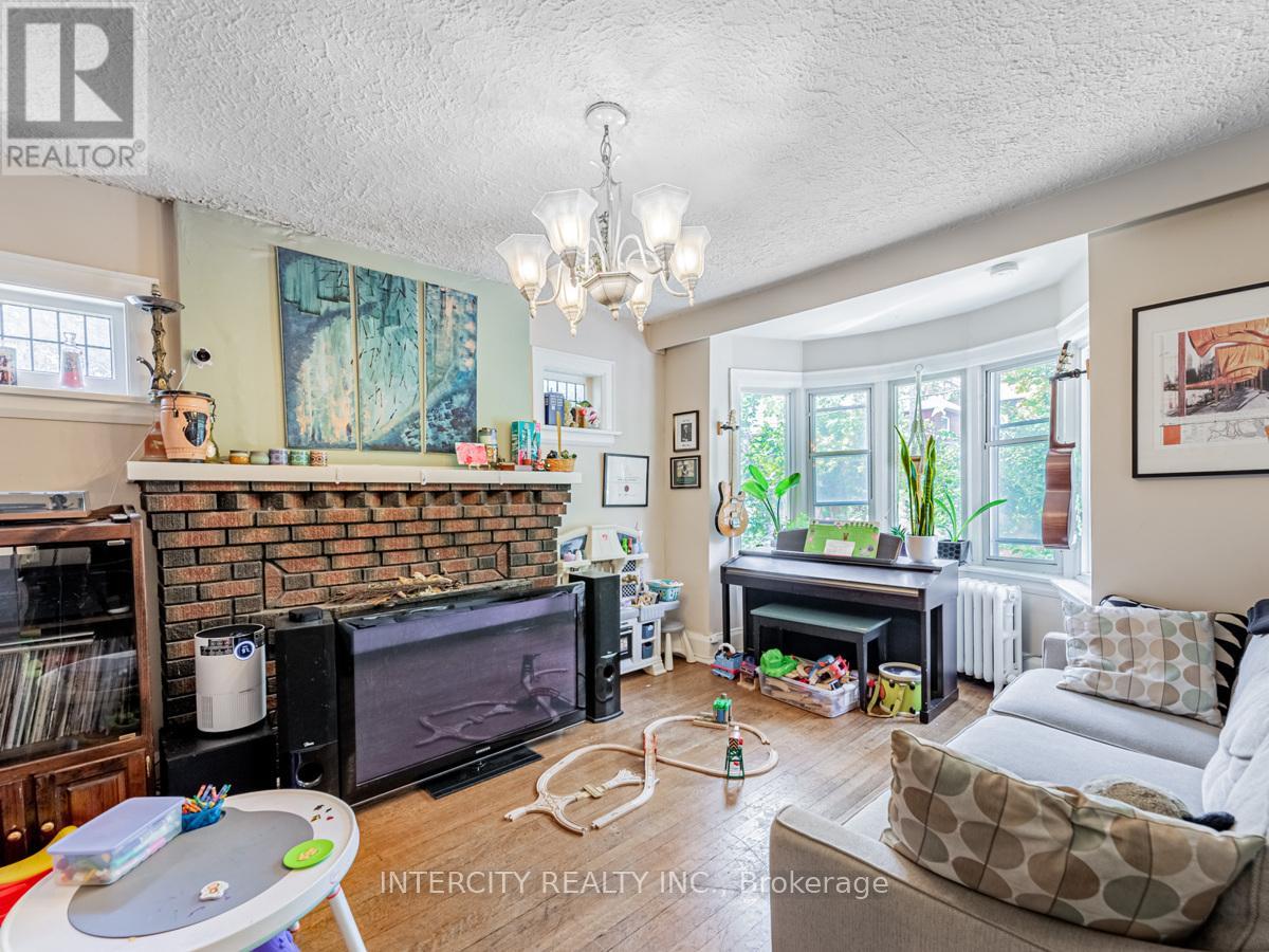 111 Alberta Avenue, Toronto, Ontario  M6H 2S1 - Photo 7 - C12252991