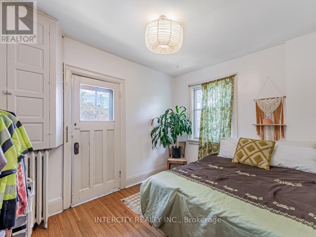 111 Alberta Avenue, Toronto, Ontario  M6H 2S1 - Photo 9 - C12252991
