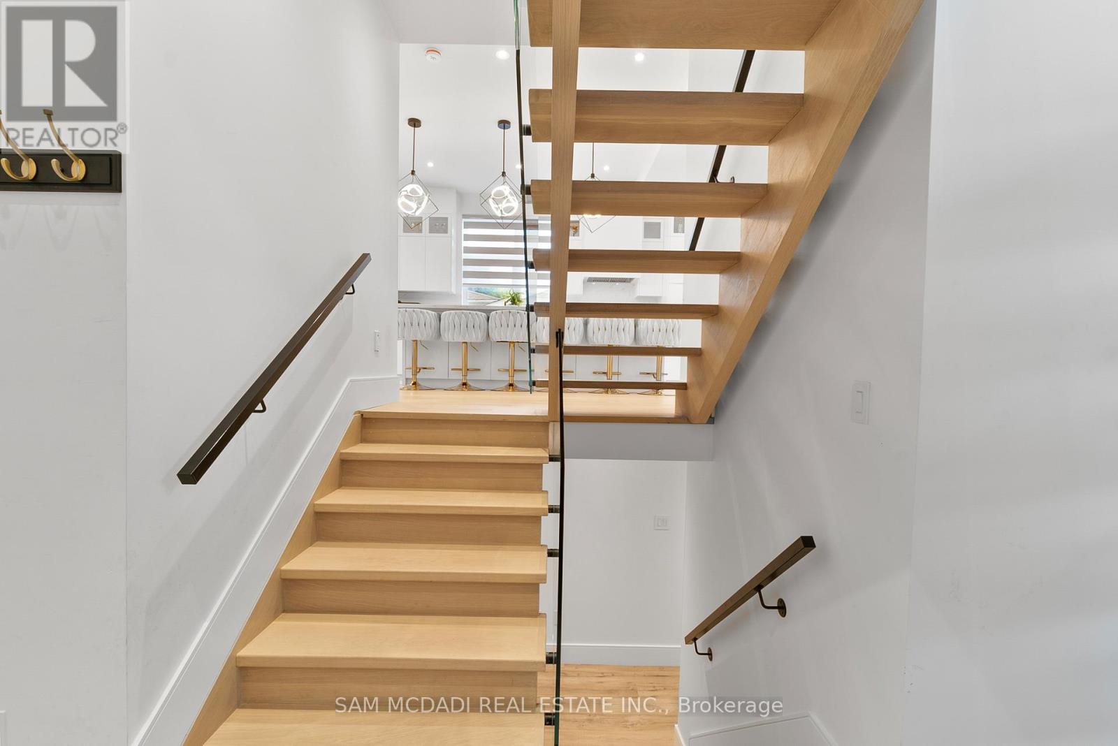 46 Cobblehill Road, Halton Hills (Ac Acton), Ontario  L7J 1N9 - Photo 3 - W12253082