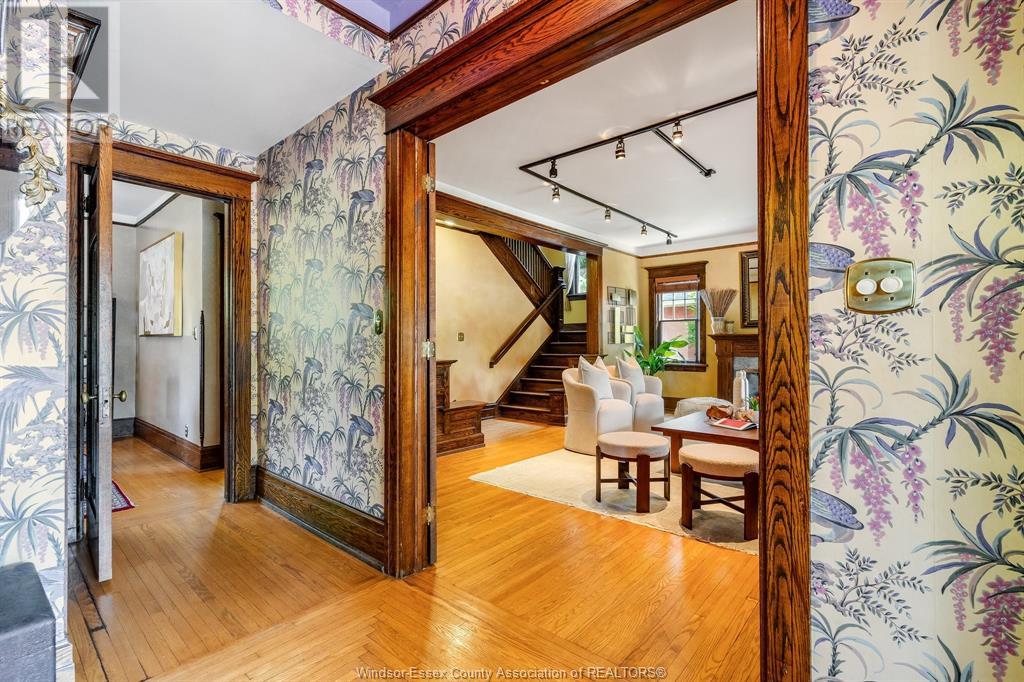Property at 91 Talbot STREET West image 4