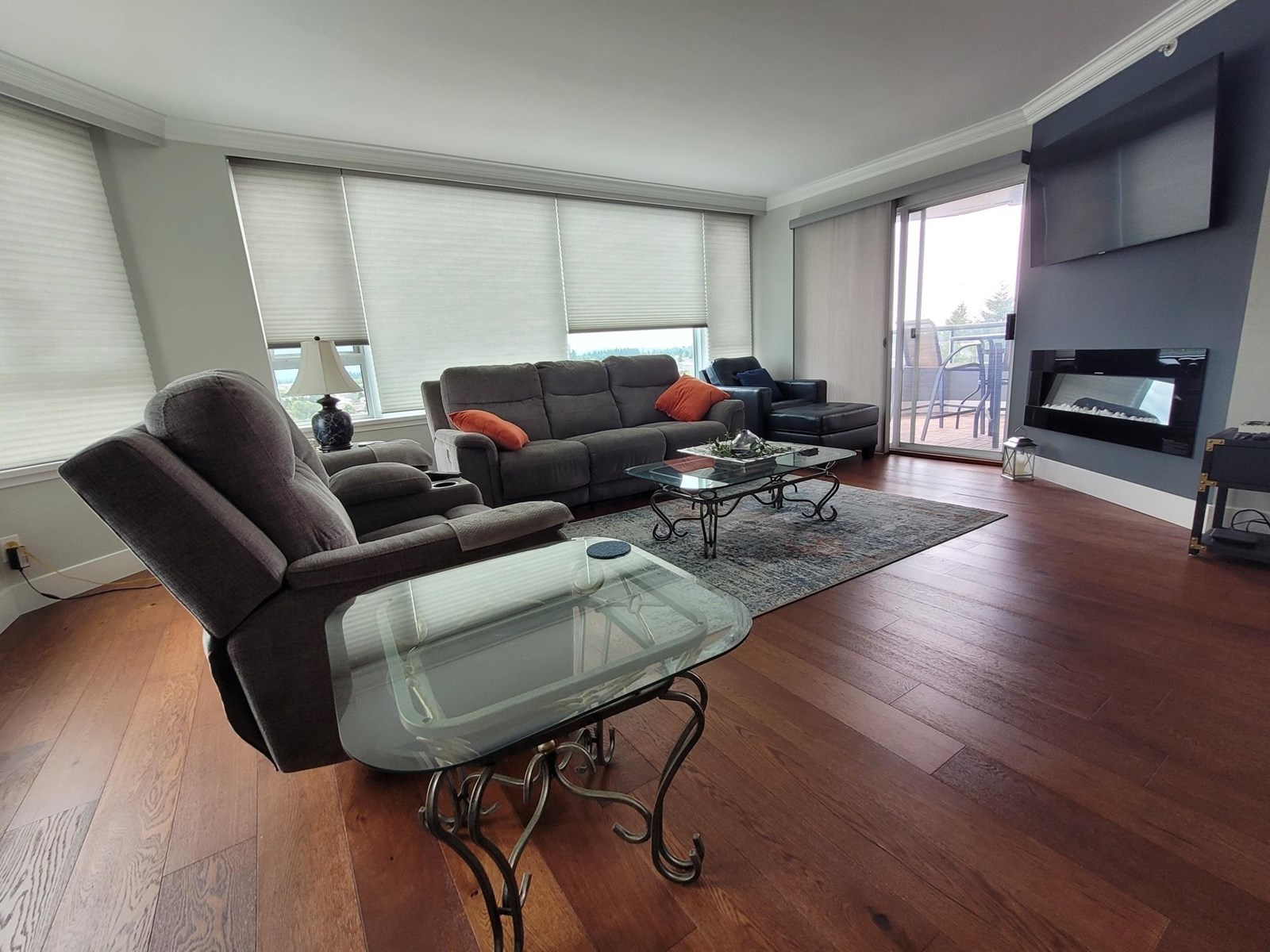 Property at 1505 3150 GLADWIN ROAD image 2