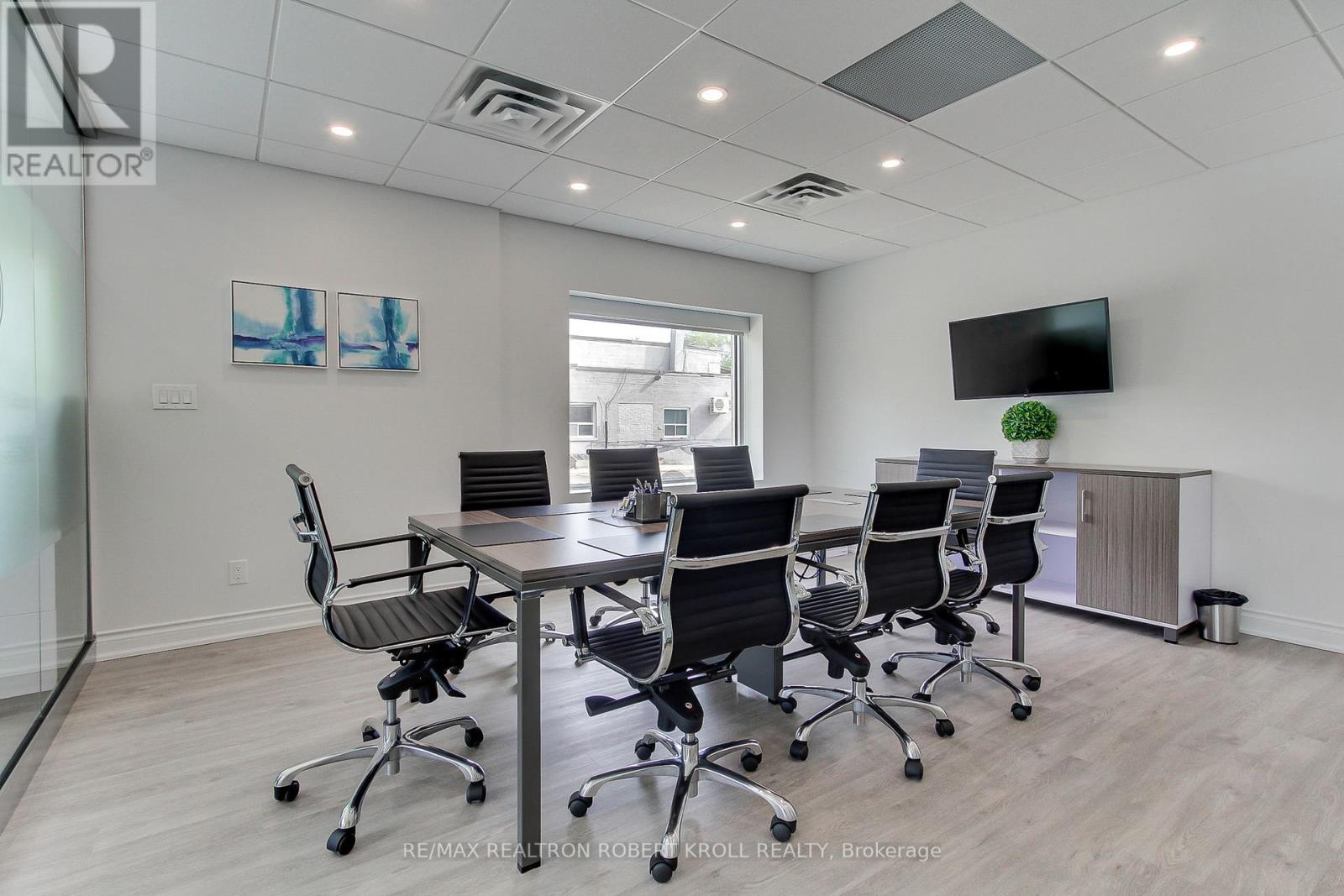 Main Floor - 3173 Bathurst Street, Toronto (Bedford Park-Nortown), Ontario  M6A 2B1 - Photo 10 - C12253127