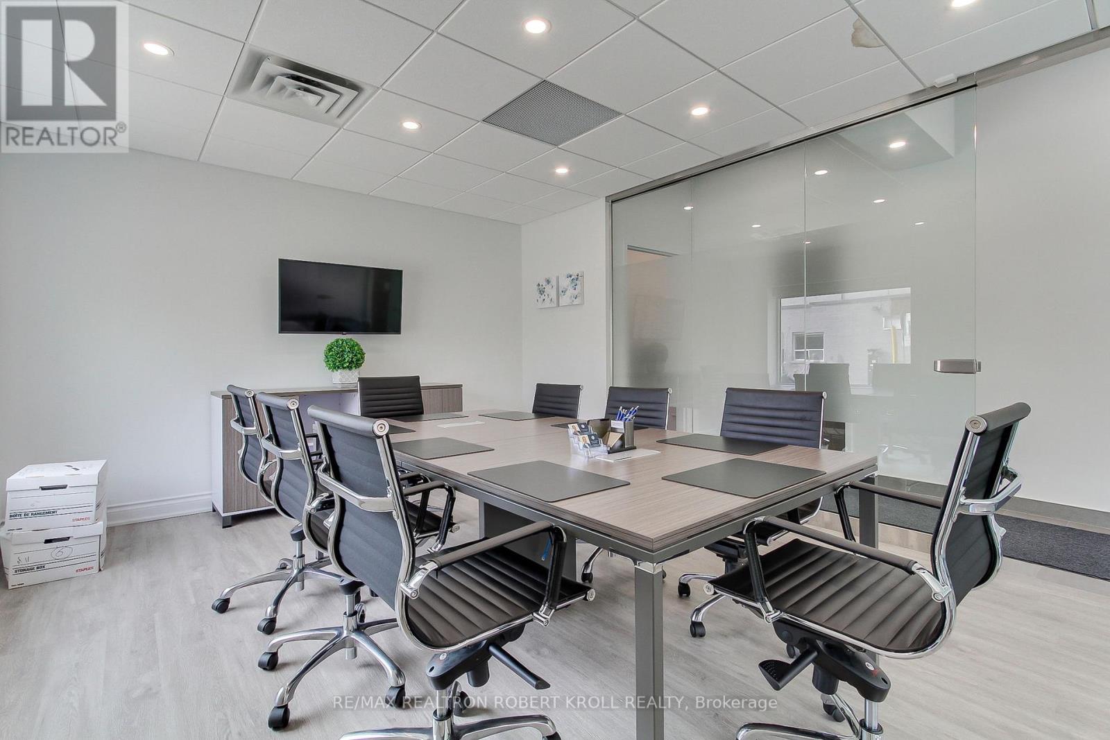 Main Floor - 3173 Bathurst Street, Toronto (Bedford Park-Nortown), Ontario  M6A 2B1 - Photo 11 - C12253127