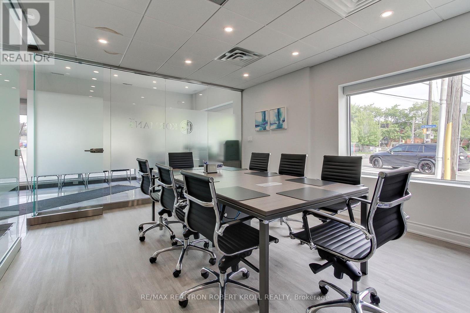 Main Floor - 3173 Bathurst Street, Toronto (Bedford Park-Nortown), Ontario  M6A 2B1 - Photo 13 - C12253127