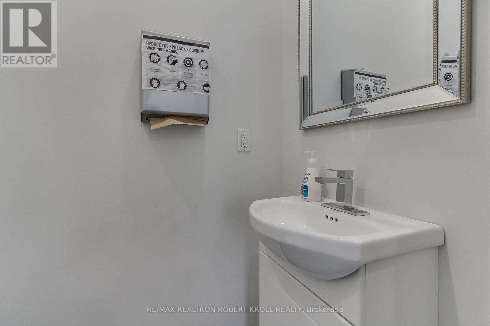 Main Floor - 3173 Bathurst Street, Toronto (Bedford Park-Nortown), Ontario  M6A 2B1 - Photo 15 - C12253127