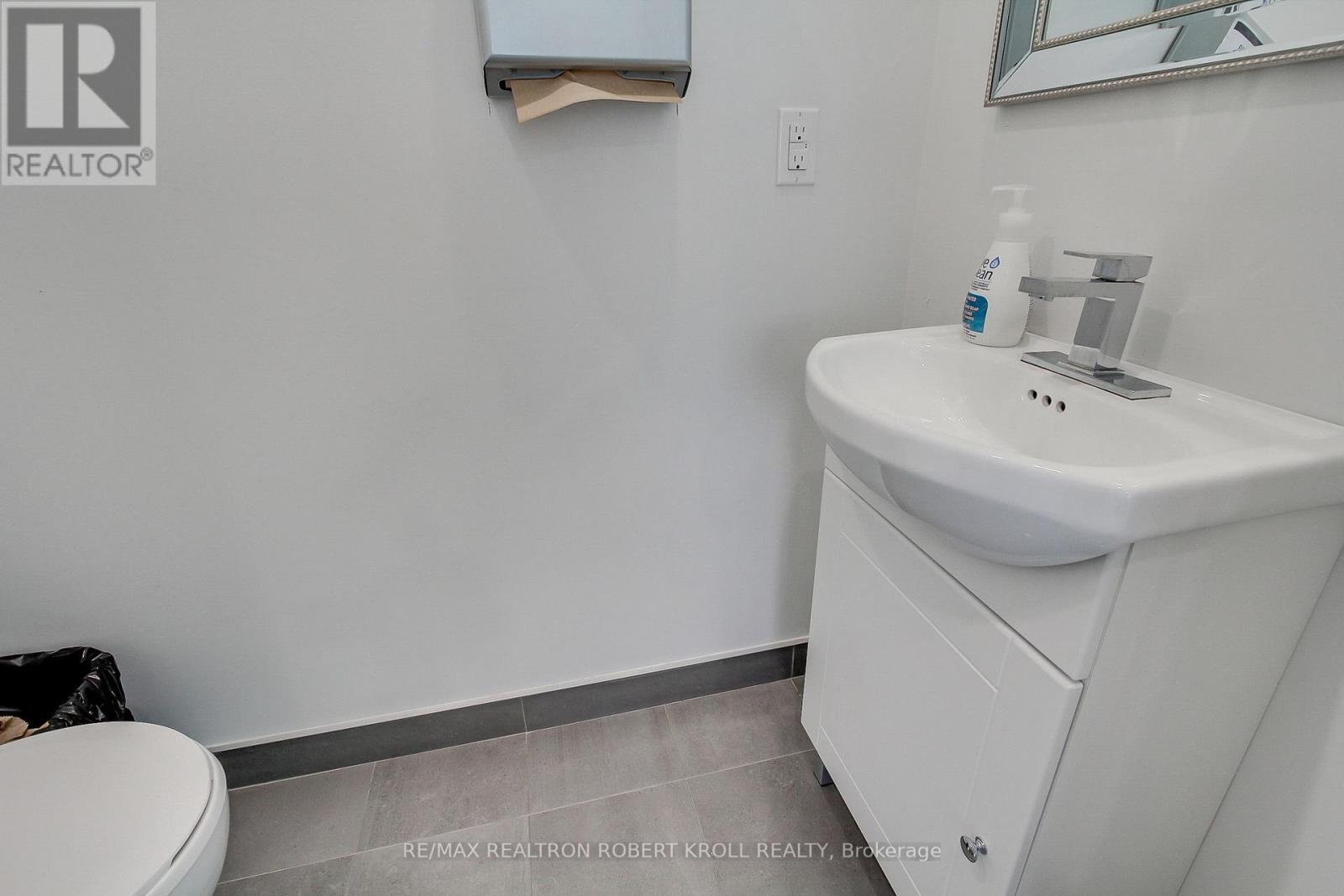 Main Floor - 3173 Bathurst Street, Toronto (Bedford Park-Nortown), Ontario  M6A 2B1 - Photo 16 - C12253127