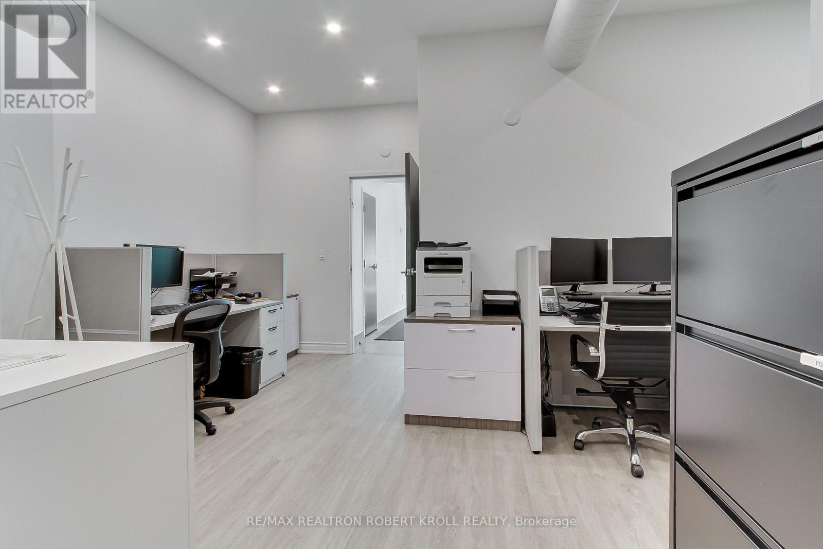 Main Floor - 3173 Bathurst Street, Toronto (Bedford Park-Nortown), Ontario  M6A 2B1 - Photo 17 - C12253127