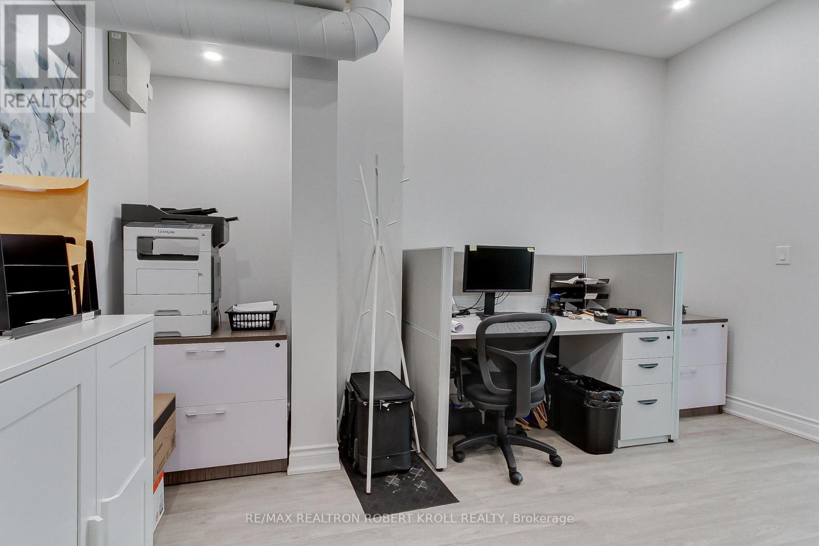 Main Floor - 3173 Bathurst Street, Toronto (Bedford Park-Nortown), Ontario  M6A 2B1 - Photo 18 - C12253127