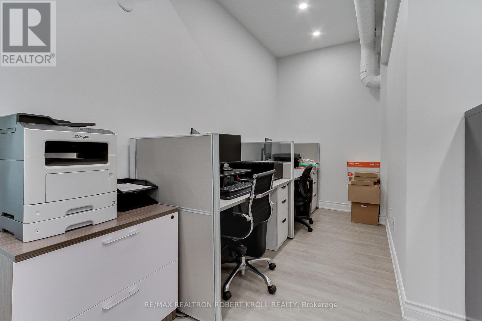 Main Floor - 3173 Bathurst Street, Toronto (Bedford Park-Nortown), Ontario  M6A 2B1 - Photo 19 - C12253127