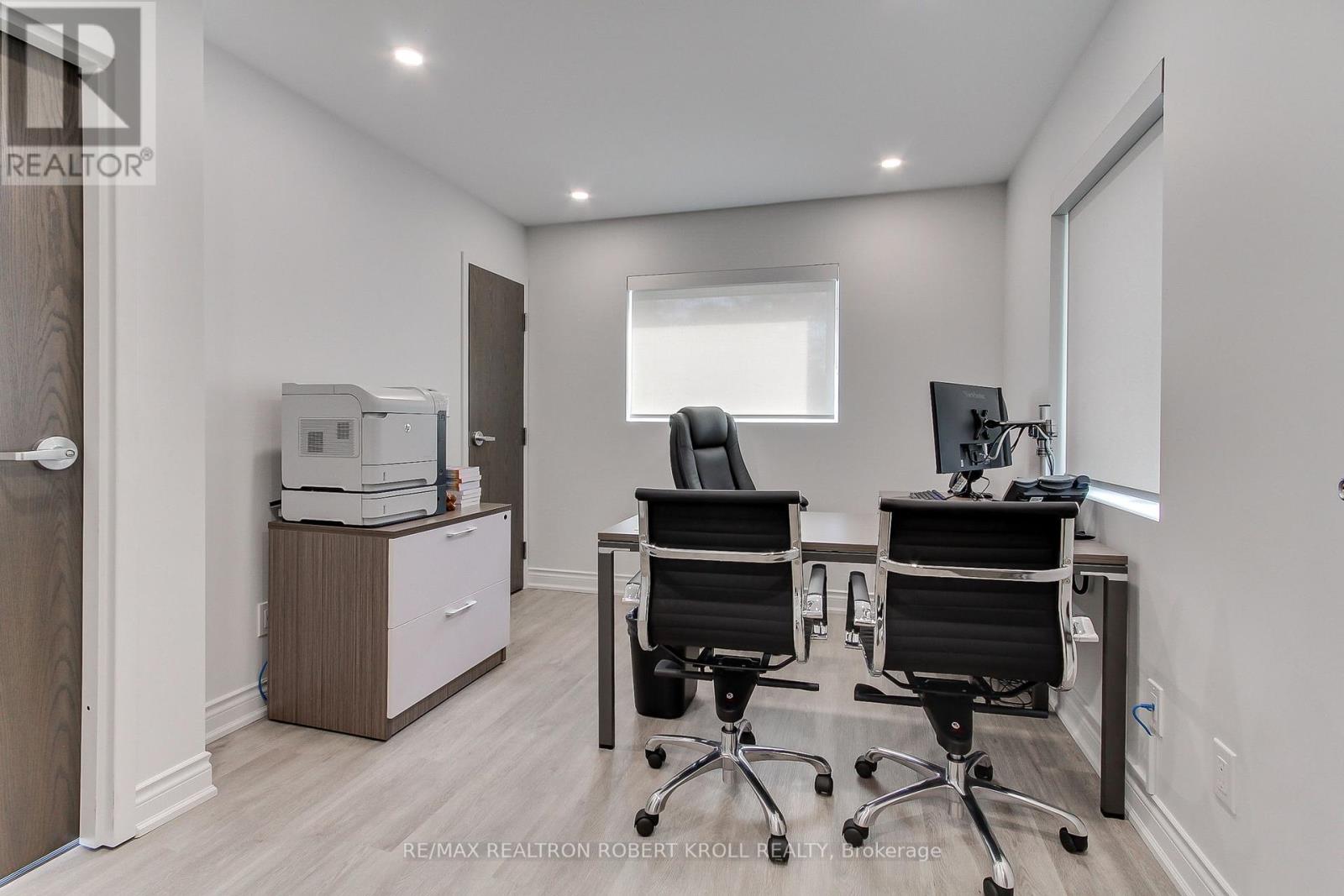 Main Floor - 3173 Bathurst Street, Toronto (Bedford Park-Nortown), Ontario  M6A 2B1 - Photo 23 - C12253127