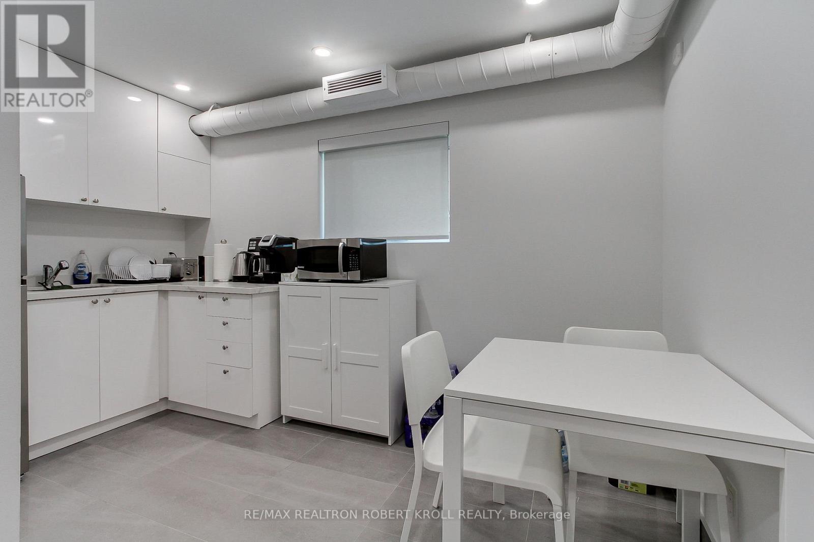 Main Floor - 3173 Bathurst Street, Toronto (Bedford Park-Nortown), Ontario  M6A 2B1 - Photo 27 - C12253127