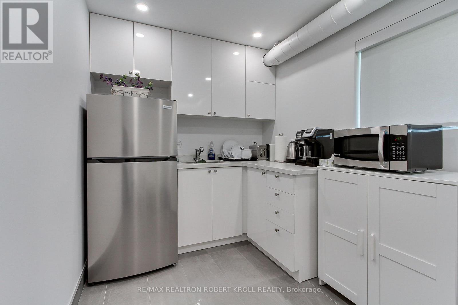 Main Floor - 3173 Bathurst Street, Toronto (Bedford Park-Nortown), Ontario  M6A 2B1 - Photo 28 - C12253127