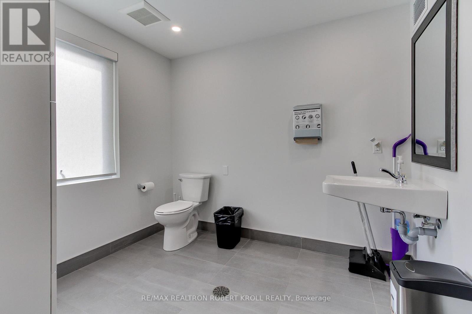 Main Floor - 3173 Bathurst Street, Toronto (Bedford Park-Nortown), Ontario  M6A 2B1 - Photo 29 - C12253127